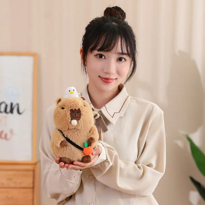 Skanto | Fluffy Sleepy Capybara med oransj kosedyr