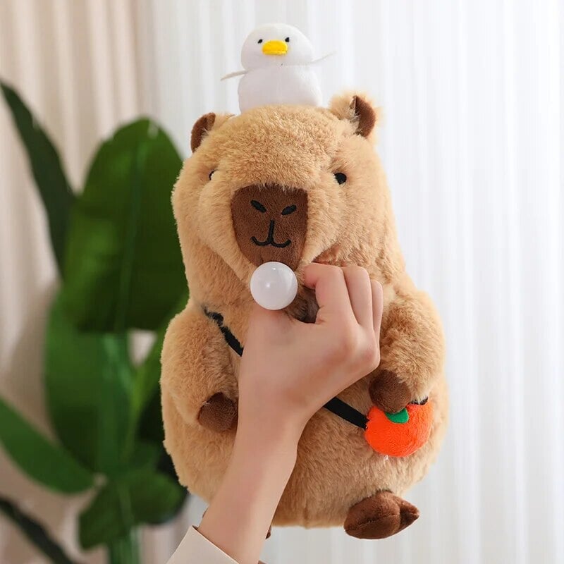 Skanto | Fluffy Sleepy Capybara med oransj kosedyr