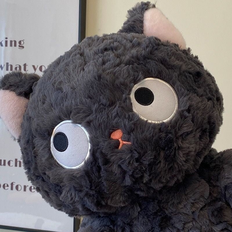 Skanto | Jiji den fluffy svarte katten kosedyr som ligger ned
