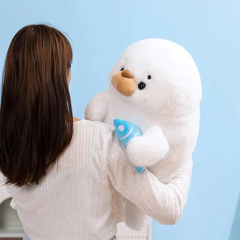 Skanto | Mochi Seal Plushie med Fisk