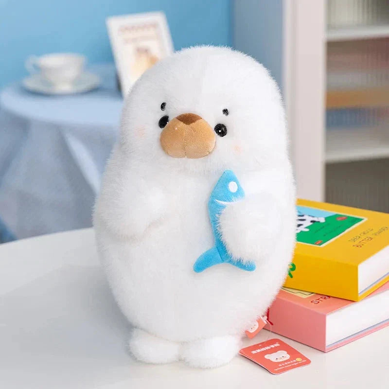 Skanto | Mochi Seal Plushie med Fisk