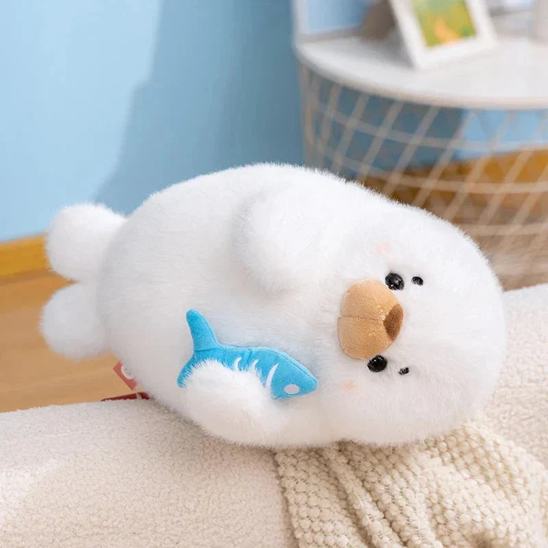 Skanto | Mochi Seal Plushie med Fisk