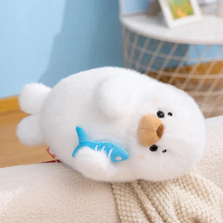 Skanto | Mochi Seal Plushie med Fisk