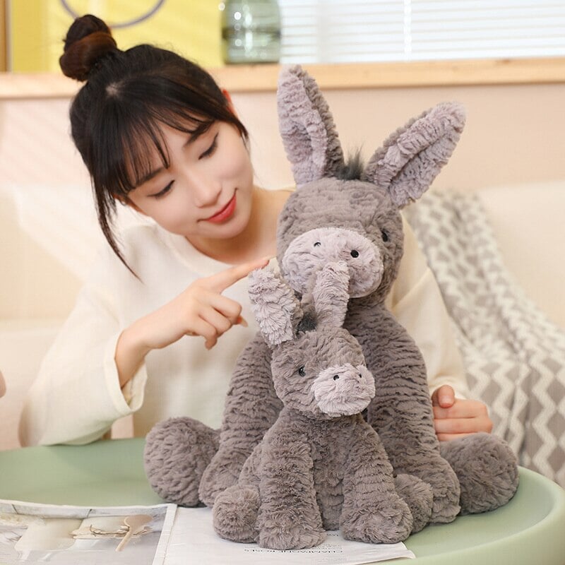 Skanto | Whispy den fluffy esel plush figur
