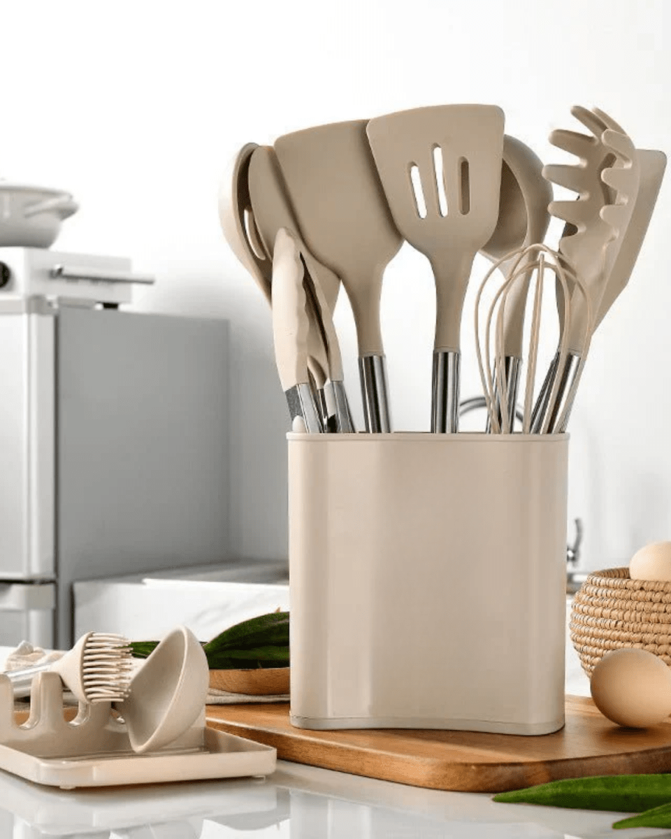Skanto | KITCHENORA – Komplett redskapssett med silikonhoder og tre-lignende håndtak