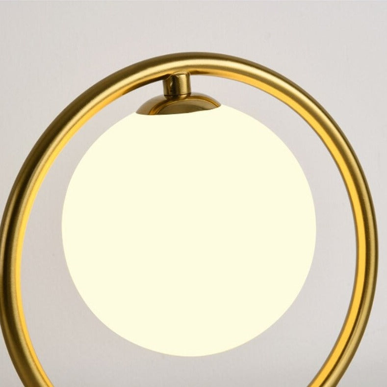 Gull Metall Ball Nattbordlampe - USB Oppladbar Design | Skanto