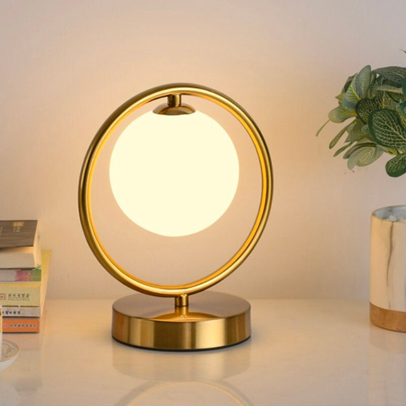 Gull Metall Ball Nattbordlampe - USB Oppladbar Design | Skanto