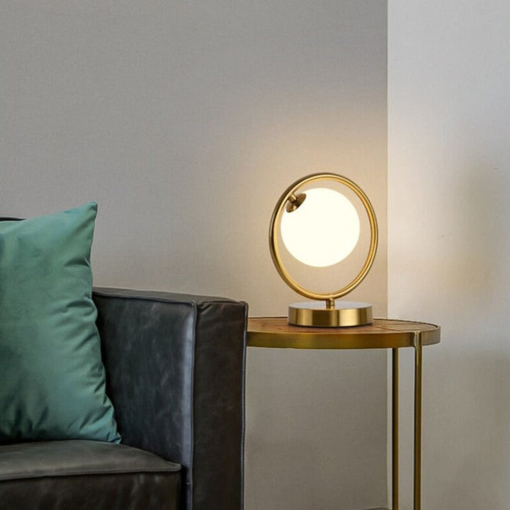 Gull Metall Ball Nattbordlampe - USB Oppladbar Design | Skanto