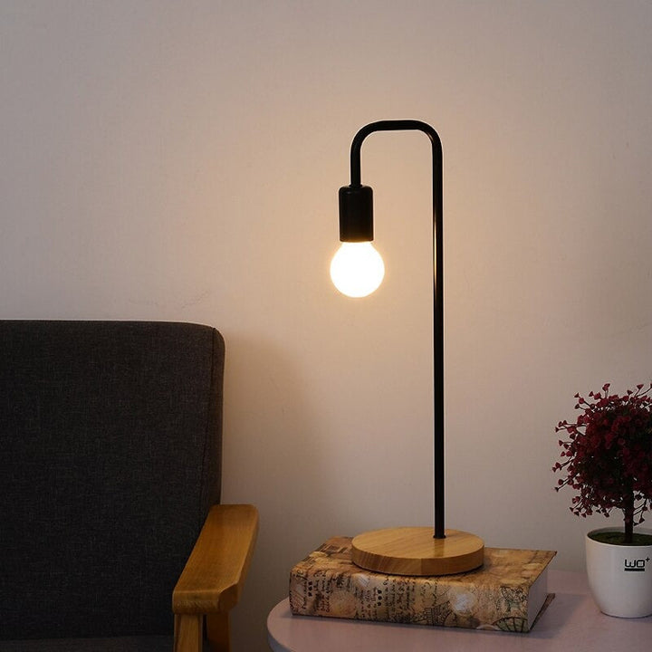 Edison Industriell Nattlampe med Trebase og Metallkropp | Skanto