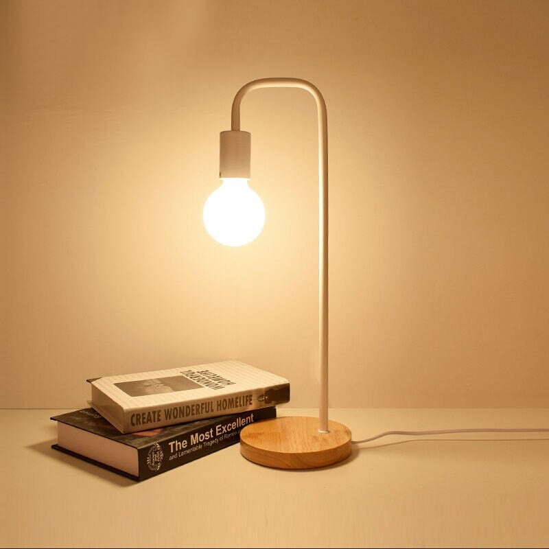 Edison Industriell Nattlampe med Trebase og Metallkropp | Skanto