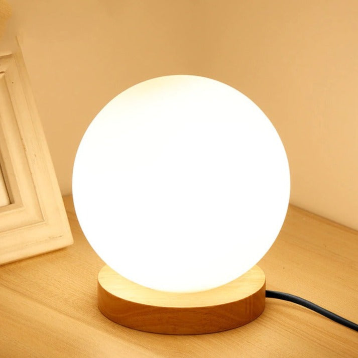 Rund LED Nattbordlampe med Frostet Glasskjerm og Trebase | Skanto