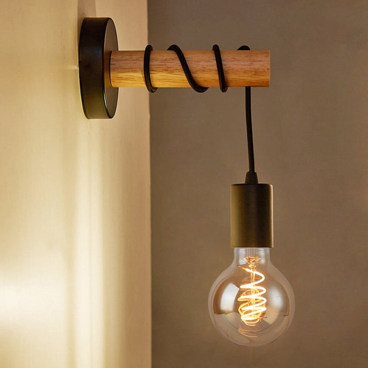 Svart industriell vegglampe med trebase | Skanto