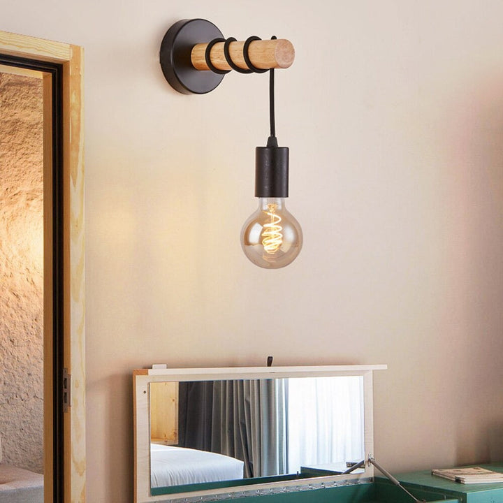 Svart industriell vegglampe med trebase | Skanto
