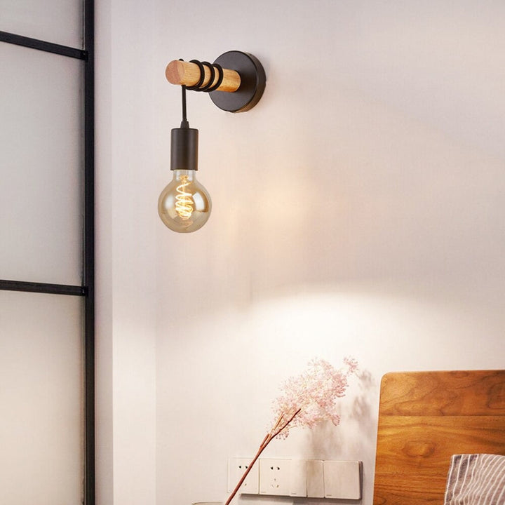 Svart industriell vegglampe med trebase | Skanto