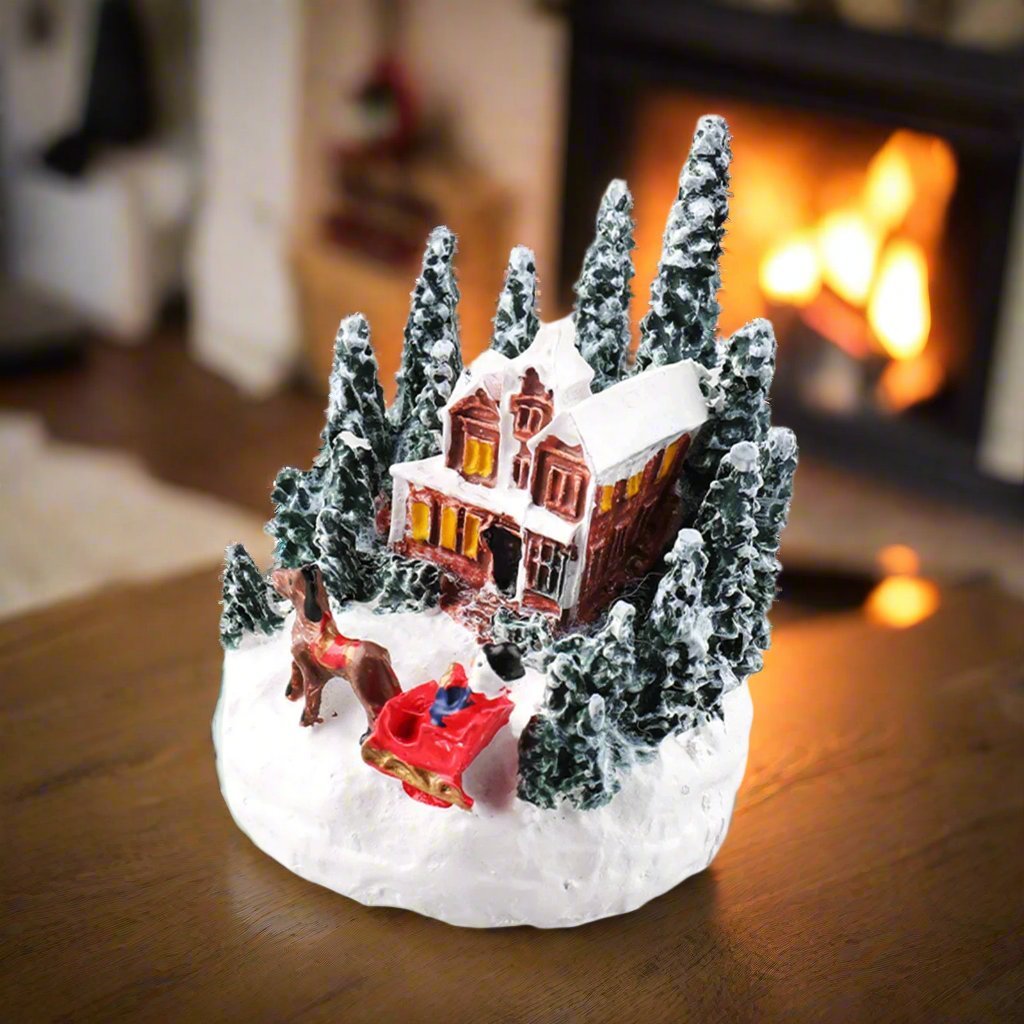 Skanto | LED juleby miniatyrsett – Snødekte harpiks hus for festlig hjeminnredning & deilige gaver til barn & venner