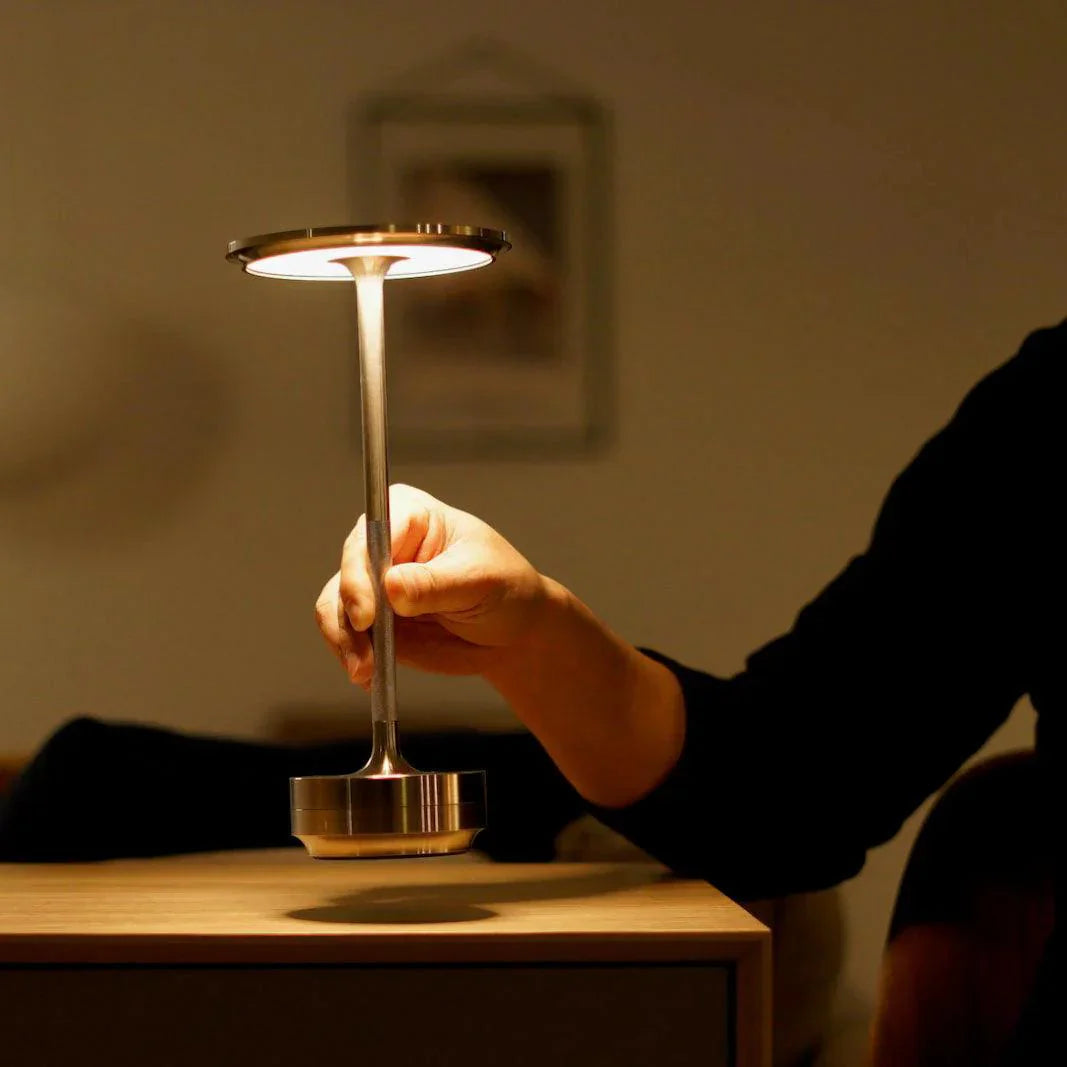 Skanto | Stilig lampe som du kan lade trådløst!
