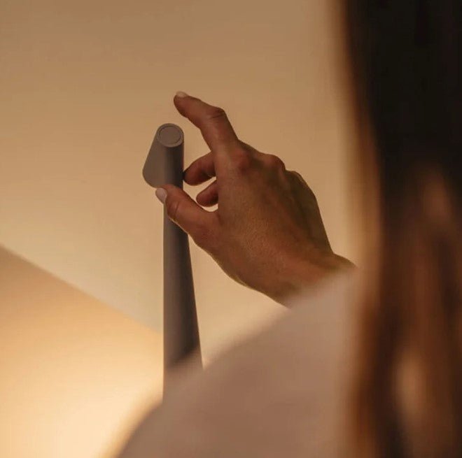 Minimalistisk LED stemningslys i nordisk design, trådløs, ideell som leselampe og bordlampe | Skanto