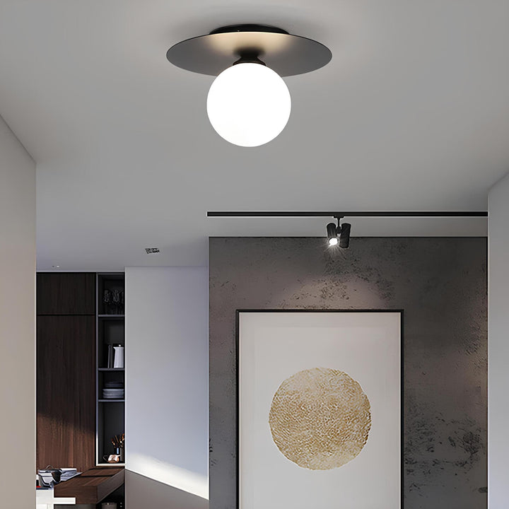 Skanto | LumiNoble | Tidøs lysekrone med gylden LED-kule design