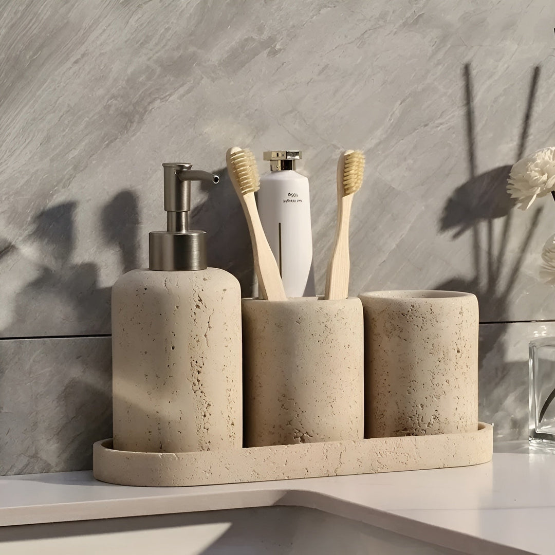 Naturlig stein tannbørsteholder – med såpedispenser og hylle | Elegante baderomsprodukter laget av travertin | Skanto