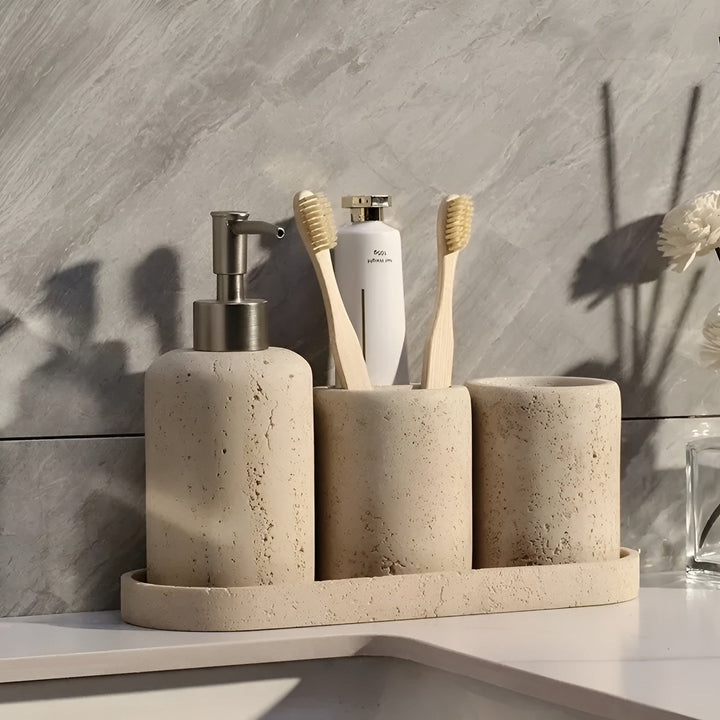 Naturlig stein tannbørsteholder – med såpedispenser og hylle | Elegante baderomsprodukter laget av travertin | Skanto