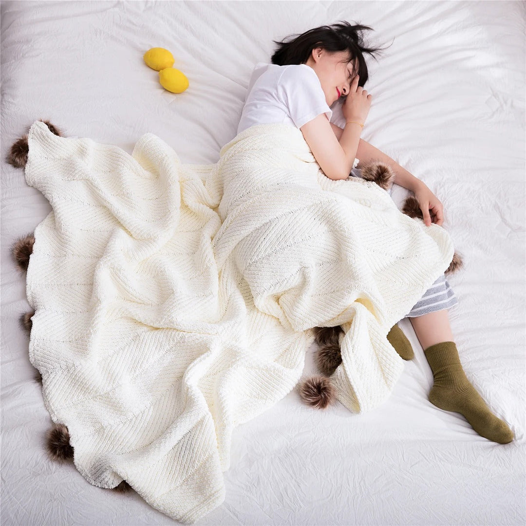 Skanto | KnitPom - Søtt Pompon Chenille Teppe