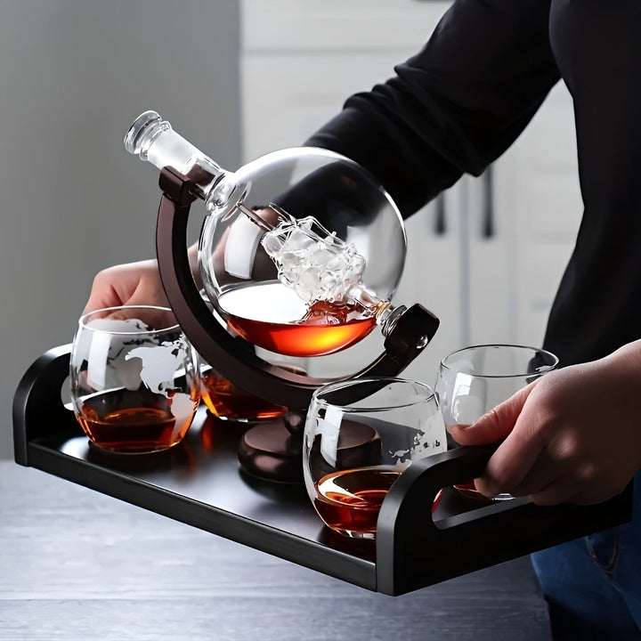 Kuleformet whiskykaraffelsett – blyfri karaffel med trestativ | Inkluderer 2 whiskyglass