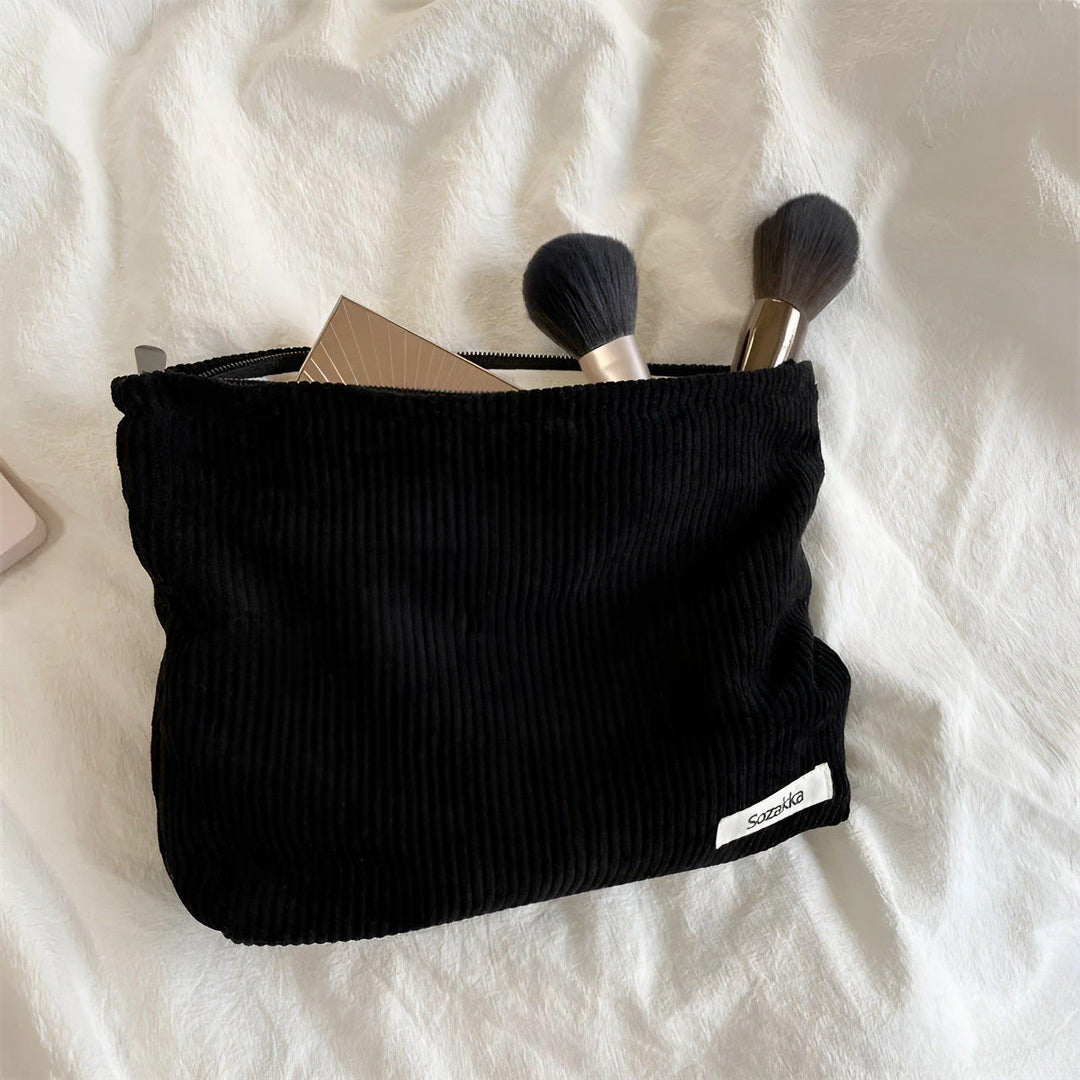 CorduroyGlam Bag – Romslig sminkepung laget av kordfløyel