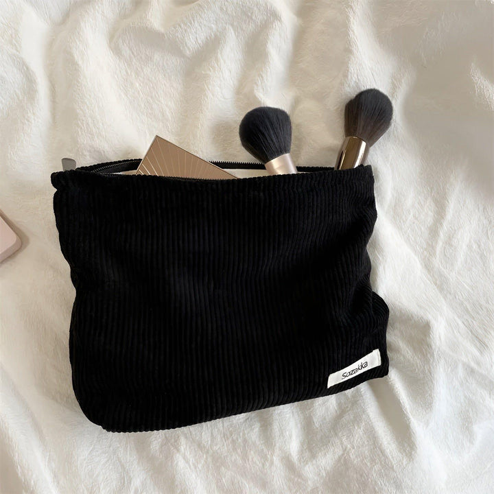 CorduroyGlam Bag – Romslig sminkepung laget av kordfløyel