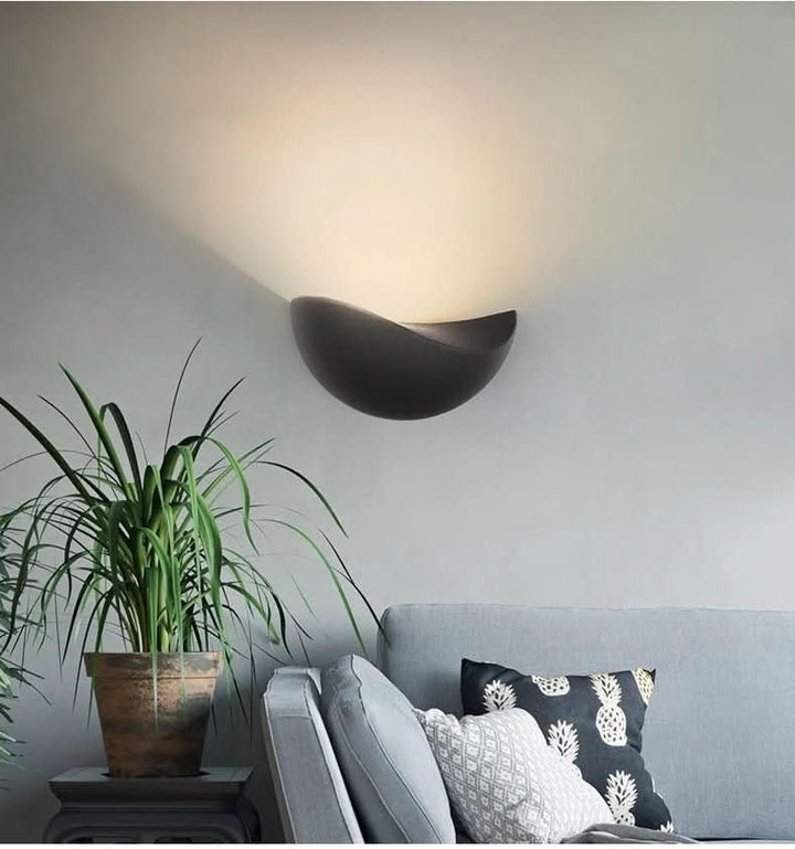 Skanto | Minimalist Halvrund LED Vegglampe – Moderne Innendørs/Utendørs Lampe