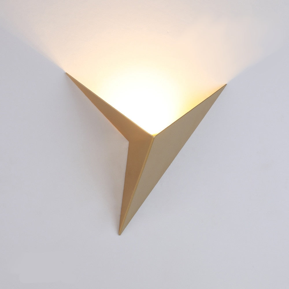 Skanto | Moderne Triangulær Vegglampe - TrigoLux