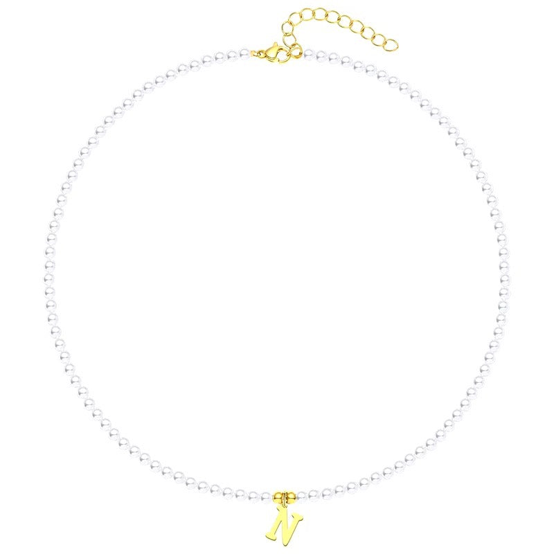 Skanto | Elegant gullbelagt perle bokstav initial halskjede