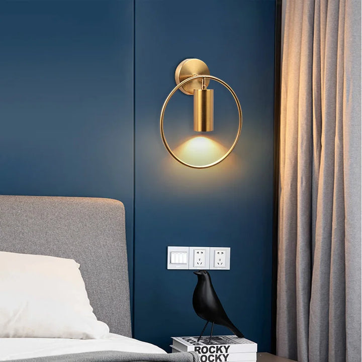 FlammeLuxe – Elegant Gull Vegglampe for Ambient Belysning Skanto