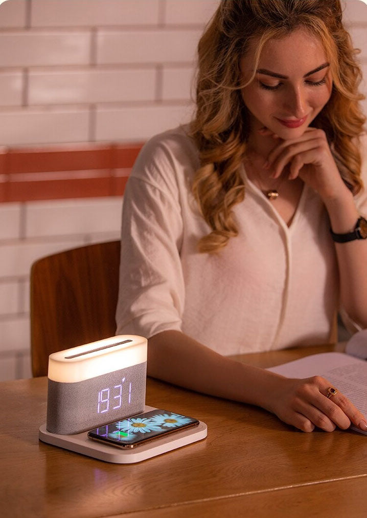 Skanto | 3-i-1 Trådløs Lader, LED Lampe & Digital Vekkerklokke | Rask Lading Dock