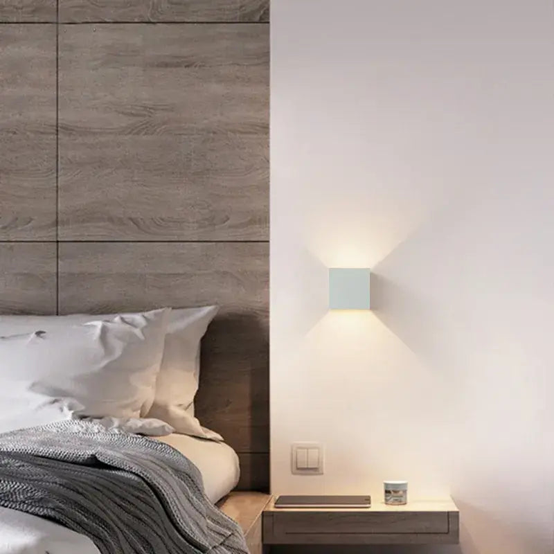 Oppladbar vegglampe med sensor