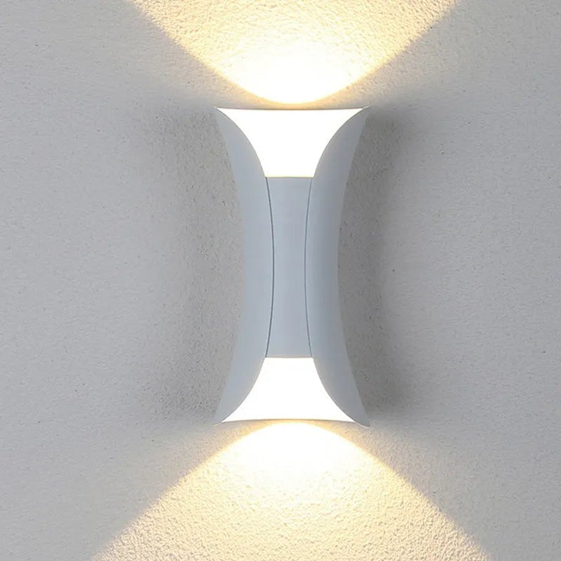 Skanto | LUXEFLARE – Værbestandig Buet LED Vegglampe for Moderne Utendørsområder