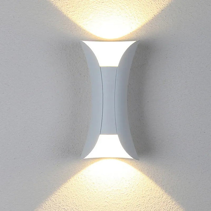 Skanto | LUXEFLARE – Værbestandig Buet LED Vegglampe for Moderne Utendørsområder