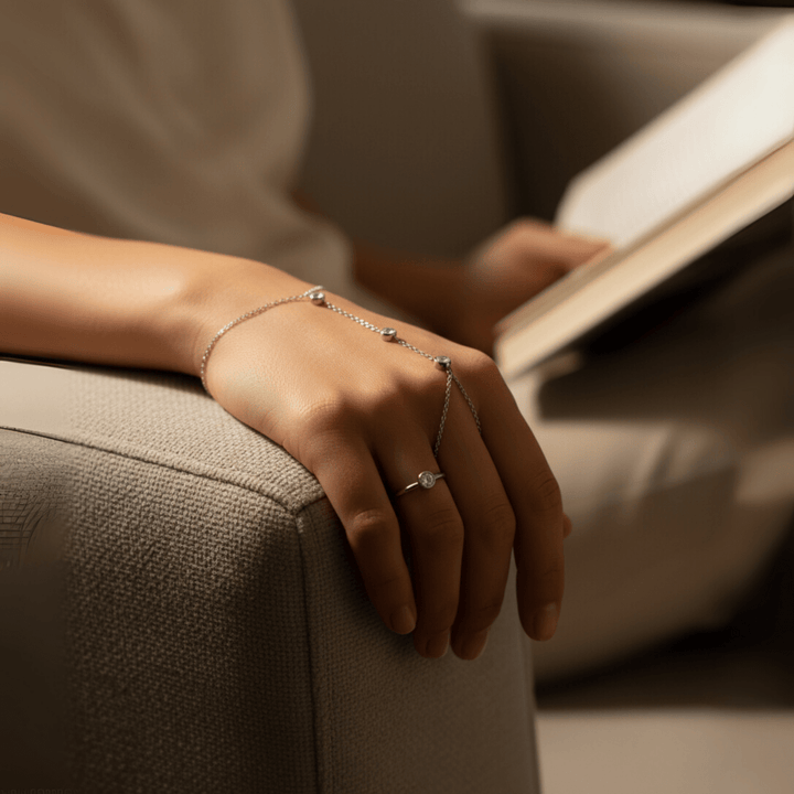 Skanto | PalmGrace – Justerbar Finger Ring Palm Armbånd med Strålende Krystaller