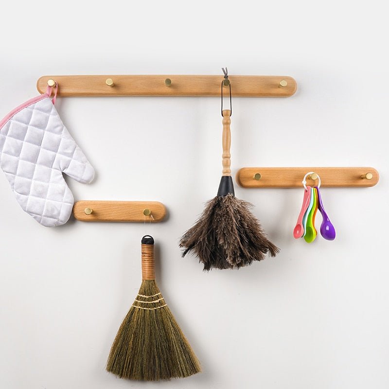 Skanto | WandHout – Minimalistisk treveggskleshenger med messing kroker