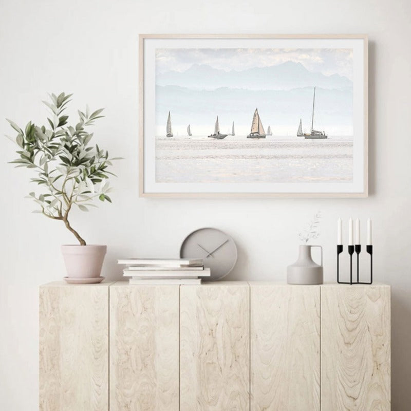 Sommerlandskap med seilbåtmotiv – Minimalistisk kunsttrykk på lerret