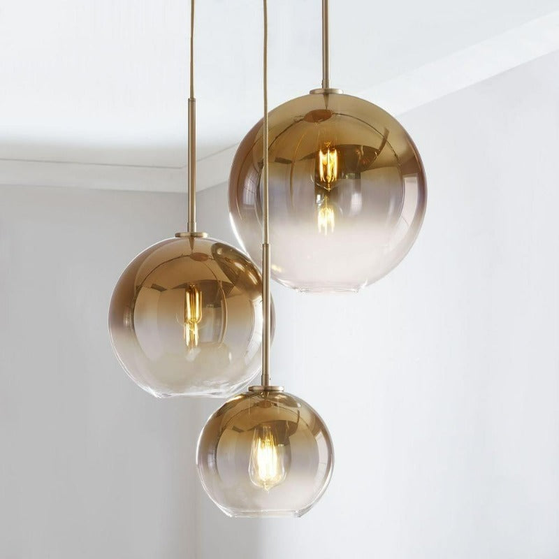 Moderne pendellamper laget av glasskuler