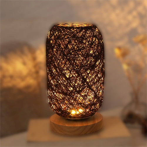 Skanto | Bordlampe laget av rotangtre