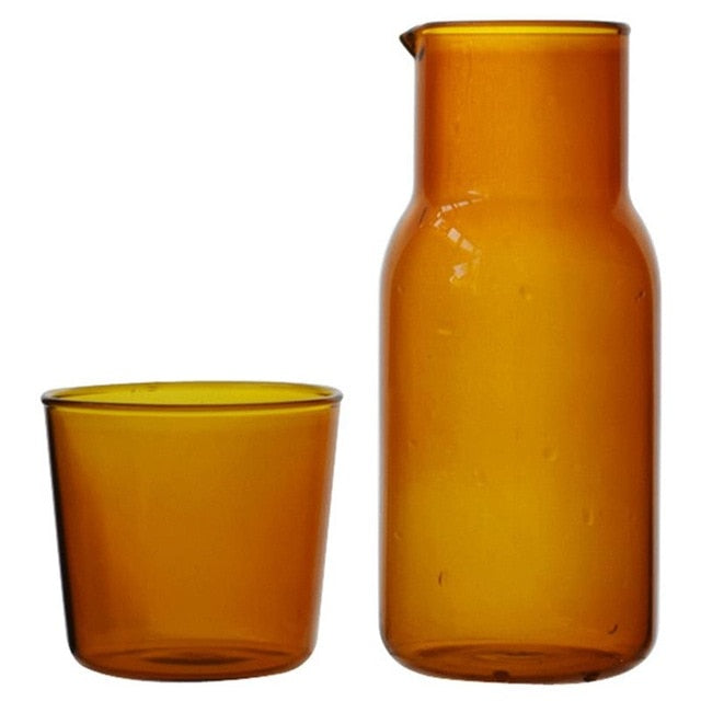 karaffel og glass i levende vann glass