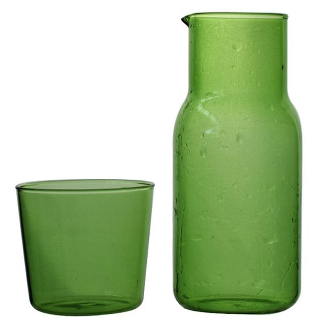 karaffel og glass i levende vann glass