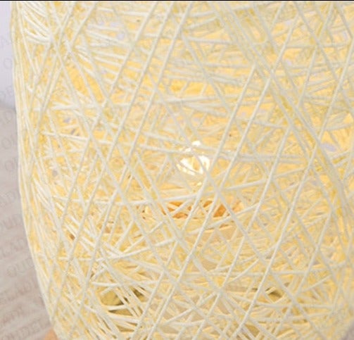 Skanto | Bordlampe laget av rotangtre