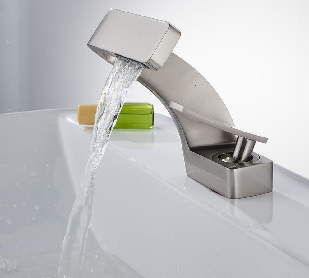 Skanto | Modern design curved faucet
