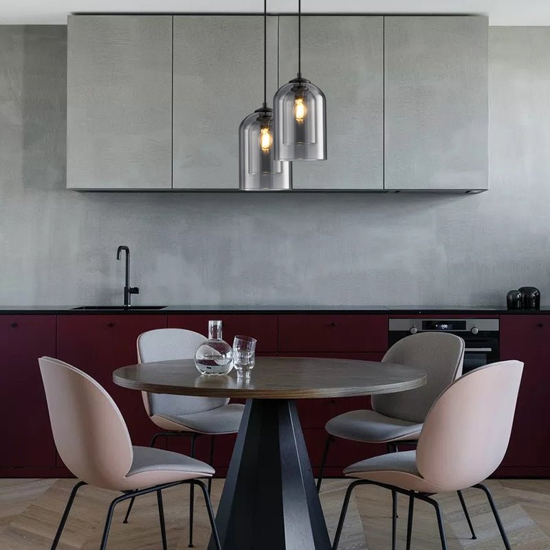 Mica Mid-Century Pendelleuchte – Doppelter Glasschirm mit Eisenbeschlägen