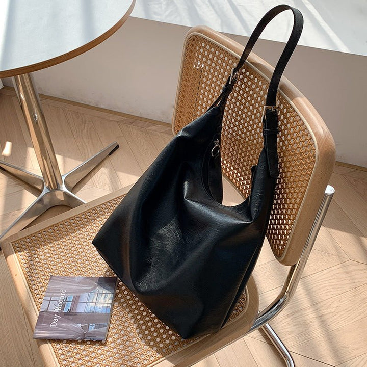Skanto | PUFFYPOUCH – Myk PU-lær dumpling tote for et leken, chic utseende