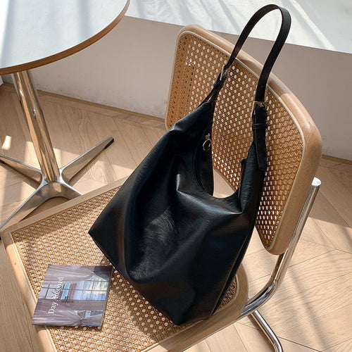 Skanto | PUFFYPOUCH – Myk PU-lær dumpling tote for et leken, chic utseende