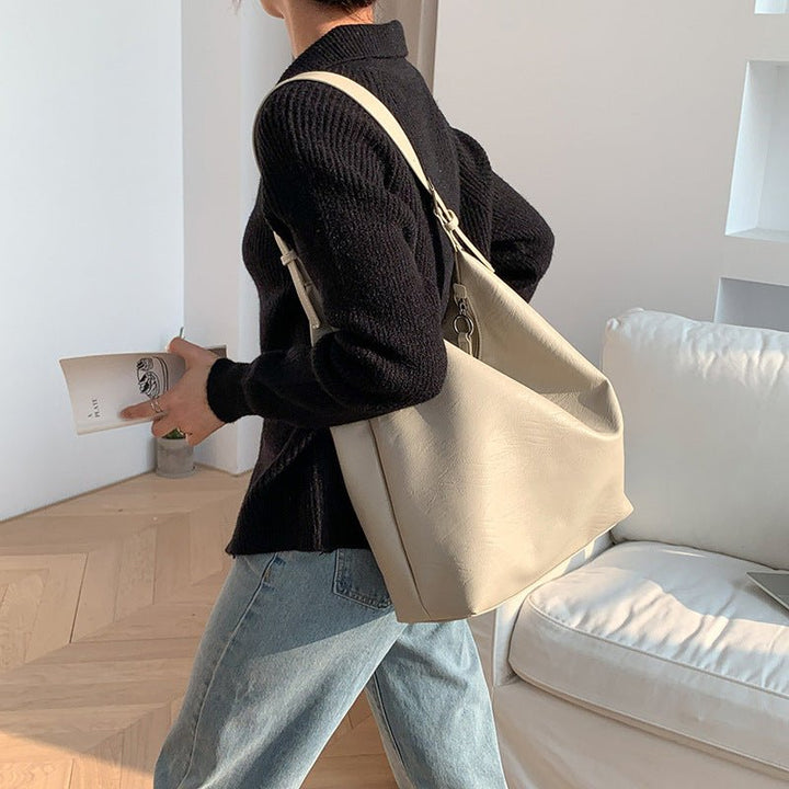 Skanto | PUFFYPOUCH – Myk PU-lær dumpling tote for et leken, chic utseende