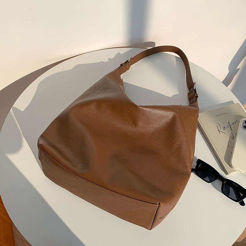 Skanto | PUFFYPOUCH – Myk PU-lær dumpling tote for et leken, chic utseende